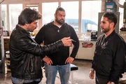 Manuel (Daniel Sellier, l.) muss erkennen, dass der gestohlene Wagen ihm bei Tarek (Haydar Kizay, r.) keinen Aufschub bringt. Bodyguard (Jakov Maksimovic) Manuel (Daniel Sellier, l.) muss erkennen, dass der gestohlene Wagen ihm bei Tarek (Haydar Kizay, r.) keinen Aufschub bringt. Bodyguard (Jakov Maksimovic)