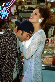 Zum siebeneinhalbj&auml;hrigen Jubil&auml;um des Kiosk hat Atze eine &Uuml;berraschung f&uuml;r Murat (Fatih Cevikkollu): Uschi (Anja bent Tayeb Nejarri).