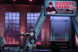 Ein Stehtisch, ein Barhocker, eine Flasche Bier - f&uuml;r einen Abend mit Markus Krebs braucht es nicht mehr. Humor-Prinzip? Irgendwas zwischen Kneipen-Kumpel und Witze-Papst.
