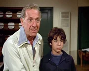 Quincy (Jack Klugman) kümmert sich um sein krankes Patenkind Chester (Eddie Garcia). Quincy (Jack Klugman) kümmert sich um sein krankes Patenkind Chester (Eddie Garcia).