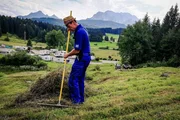 Schwitzen im Himmelreich. So heißt die riesige Hang-Wiese hinter dem Campingplatz am Tennsee. Und die muss gemäht werden. Eine Schweiß treibende Aufgabe für Hausmeister Udo. Schwitzen im Himmelreich. So heißt die riesige Hang-Wiese hinter dem Campingplatz am Tennsee. Und die muss gemäht werden. Eine Schweiß treibende Aufgabe für Hausmeister Udo.