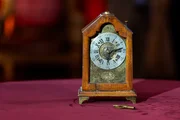 Die Tischuhr soll einen Landprediger im Siebenj&auml;hrigen Krieg begleitet haben.