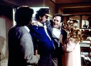 (v.l.n.r.) Jonathan (Michael Landon) und Mark (Victor French) bringen den betrunkenen Kriegsveteranen Joe Mason (James Stacy) zu seiner Frau Kathy (Anne Curry) zurück. (v.l.n.r.) Jonathan (Michael Landon) und Mark (Victor French) bringen den betrunkenen Kriegsveteranen Joe Mason (James Stacy) zu seiner Frau Kathy (Anne Curry) zurück.