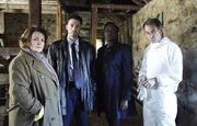 (v.l.n.r.) Vera Stanhope (Brenda Blethyn); Joe Ashworth (David Leon); Holly Lawson (Wunmi Mosaku); Billy Cartwright (Paul Ritter) (v.l.n.r.) Vera Stanhope (Brenda Blethyn); Joe Ashworth (David Leon); Holly Lawson (Wunmi Mosaku); Billy Cartwright (Paul Ritter)