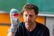 Stefan Vollmer (Hendrik Duryn) lockert seinen Deutschunterricht f&uuml;r die Fl&uuml;chtlinge mit einer Handpuppe auf - seine Sch&uuml;lerin Anne ist von so viel Engagement begeistert...