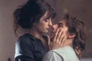 Als David (Tom Cruise, r.) auf seiner Geburtstagsparty die bezaubernde Spanierin Sofia (Penelope Cruz, l.) kennen lernt, verliert er sofort sein Herz an die attraktive junge Frau. Doch da l&auml;sst er sich von seiner Freundin zu einer fatalen Spritztour &uuml;berreden ...