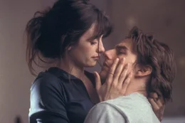 Als David (Tom Cruise, r.) auf seiner Geburtstagsparty die bezaubernde Spanierin Sofia (Penelope Cruz, l.) kennen lernt, verliert er sofort sein Herz an die attraktive junge Frau. Doch da l&auml;sst er sich von seiner Freundin zu einer fatalen Spritztour &uuml;berreden ...