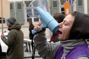Karlsruher B&uuml;rgerinnen und B&uuml;rger demonstrieren gegen die Sparpl&auml;ne der Stadt.