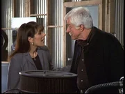 Mark (Dick Van Dyke, r.) unterhält sich mit Mary Ann Eagin (Marina Sirtis, l.), der Besitzerin des Rennstalls, über den Unfalltod ihres Spitzenfahrers. Mark (Dick Van Dyke, r.) unterhält sich mit Mary Ann Eagin (Marina Sirtis, l.), der Besitzerin des Rennstalls, über den Unfalltod ihres Spitzenfahrers.