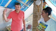 Alex und Jürgen sind Opfer von Baupfusch geworden. Der Keller des Hauses ist feucht und schimmelt. Alex und Jürgen sind Opfer von Baupfusch geworden. Der Keller des Hauses ist feucht und schimmelt.