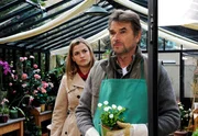 In seiner Not tischt Hans (Ralph Schicha, r.) Theresa (Ines Lutz, l.) eine neue L&uuml;gengeschichte auf.