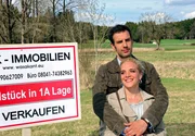 Nils (Florian Stadler, h.) und Tanja (Judith Hildebrandt, v.) träumen von einem eigenen Häuschen. Nils (Florian Stadler, h.) und Tanja (Judith Hildebrandt, v.) träumen von einem eigenen Häuschen.