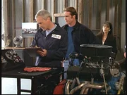 Steve (Barry Van Dyke, M.) befragt den ehemaligen Chefmechaniker Lloyd, der verdächtigt wird, aus Rache Sabotage betrieben zu haben. Steve (Barry Van Dyke, M.) befragt den ehemaligen Chefmechaniker Lloyd, der verdächtigt wird, aus Rache Sabotage betrieben zu haben.