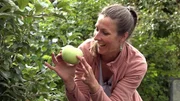 Bernadette freut sich &uuml;ber die &Auml;pfel