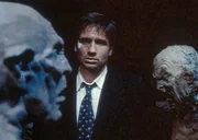 Mulder (David Duchovny) steht fassungslos vor Teufelsfratzen, die ein Serienmörder aus Ton geschaffen hat und hinter denen sich die Schädel seiner Opfer verbergen ... Mulder (David Duchovny) steht fassungslos vor Teufelsfratzen, die ein Serienmörder aus Ton geschaffen hat und hinter denen sich die Schädel seiner Opfer verbergen ...