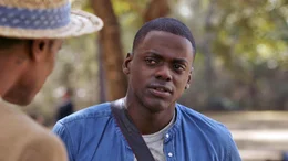 Logan (LaKeith Stanfield, l.) kommt Chris (Daniel Kaluuya, r.) pl&ouml;tzlich extrem merkw&uuml;rdig vor.