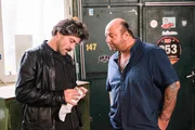Manuel (Daniel Sellier, l.) versucht alles, um an Geld zu kommen. Käufer (Sascha Mahlberg) Manuel (Daniel Sellier, l.) versucht alles, um an Geld zu kommen. Käufer (Sascha Mahlberg)