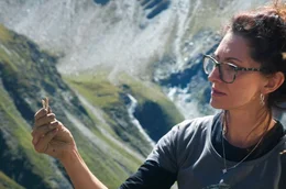 Jelena Brkic ist Schmuckdesignerin und hat ihr eigenes Label gegr&uuml;ndet. F&uuml;r ihren Schmuck sucht sie in den Schweizer Alpen nach Kristallen.