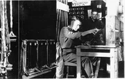 Operatoren arbeiten an der TAHC-Bombe-Maschine, einem elektromechanischen Ger&auml;t, das von Alan Turing zur Entschl&uuml;sselung deutscher Nachrichten w&auml;hrend des Zweiten Weltkriegs entwickelt wurde.