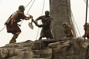 Eigentlich sollte dem Sklaven und Gladiator Atticus (Adewale Akinnuoye-Agbaje, 2.v.l.) nach seinem letzten, siegreichen Kampf die Freiheit geschenkt werden, doch dann muss er erkennen, dass r&ouml;mische Gesetze ganz schnell au&szlig;er Kraft gesetzt werden k&ouml;nnen ...