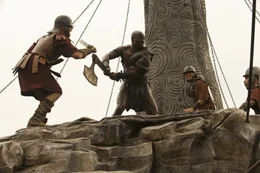 Eigentlich sollte dem Sklaven und Gladiator Atticus (Adewale Akinnuoye-Agbaje, 2.v.l.) nach seinem letzten, siegreichen Kampf die Freiheit geschenkt werden, doch dann muss er erkennen, dass r&ouml;mische Gesetze ganz schnell au&szlig;er Kraft gesetzt werden k&ouml;nnen ...