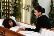 Simone (Tatjana Clasing, r.) trifft Letizias (Jennifer Dessin-Brasching) Tod besonders hart, der Schock sitzt tief. Wie fremdbestimmt bringt sie die Beerdigung hinter sich und verabschiedet sich von ihrer Enkelin. Simone (Tatjana Clasing, r.) trifft Letizias (Jennifer Dessin-Brasching) Tod besonders hart, der Schock sitzt tief. Wie fremdbestimmt bringt sie die Beerdigung hinter sich und verabschiedet sich von ihrer Enkelin.