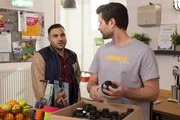 Easy (Lars Steinh&ouml;fel, l.) wird darin best&auml;rkt, Julius' Vertrauen zur&uuml;ckzugewinnen. Rechts Paco (Milos Vukovic).
