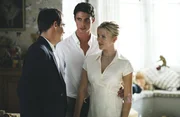 Tom (Matthew Goode, m.) stellt Chris (Jonathan Rhys Meyers) seine attraktive Verlobte Nola (Scarlett Johansson, r.) vor.