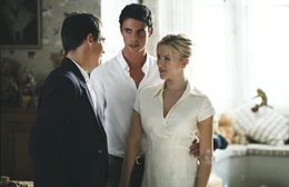Tom (Matthew Goode, m.) stellt Chris (Jonathan Rhys Meyers) seine attraktive Verlobte Nola (Scarlett Johansson, r.) vor.
