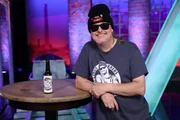 Ein Stehtisch, ein Barhocker, eine Flasche Bier - f&uuml;r einen Abend mit Markus Krebs braucht es nicht mehr. Humor-Prinzip? Irgendwas zwischen Kneipen-Kumpel und Witze-Papst.