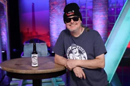 Ein Stehtisch, ein Barhocker, eine Flasche Bier - f&uuml;r einen Abend mit Markus Krebs braucht es nicht mehr. Humor-Prinzip? Irgendwas zwischen Kneipen-Kumpel und Witze-Papst.