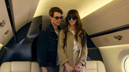 Hayes (Nicholas Galitzine) und Sol&egrave;ne (Anne Hathaway)