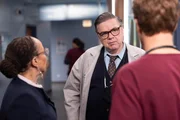 Chicago Med Staffel 6 Folge 12: S. Epatha Merkerson als Sharon Goodwin, Oliver Platt als Dr. Daniel Charles, Nick Gehlfuss als Dr. Will Halstead