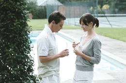 Tennislehrer Chris (Jonathan Rhys Meyers, l.) lernt die reiche aber unscheinbare Chloe (Emily Mortimer) kennen.