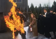 Dana Scully (Gillian Anderson, M.); Fox Mulder (David Duchovny, r.) Dana Scully (Gillian Anderson, M.); Fox Mulder (David Duchovny, r.)