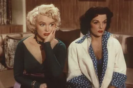 Lorelei (Marilyn Monroe, l.) und ihre Freundin Dorothy (Jane Russell, r.) haben unterschiedliche Interessen, die sich aber letztendlich doch erg&auml;nzen ...