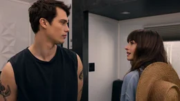 Hayes (Nicholas Galitzine) und Sol&egrave;ne (Anne Hathaway)