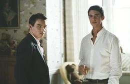 Chris (Jonathan Rhys Meyer, l.) und Tom (Matthew Goode) werden gute Freunde.