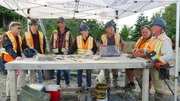 Marty Lagina (l.), Alex Lagina (2.v.l.), Craig Tester (m.), Terry Matheson (3.v.r.), Billy Gerhardt (2.v.r.), Gary Drayton (r.)