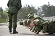 Bei den Küstenjägern, der Eliteeinheit der schwedischen Marine, ging es hart zu. Ist die Truppe in die Mordfälle verwickelt? Bei den Küstenjägern, der Eliteeinheit der schwedischen Marine, ging es hart zu. Ist die Truppe in die Mordfälle verwickelt?