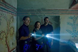 Victoria (Anna Friel, m.), Angelo (Raoul Bova, r.) und Luca (Volker Bruch, l.).
