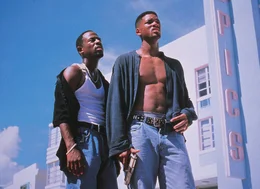 Die beiden Cops Mike Lowrey (Will Smith, r.) und Marcus Burnett (Martin Lawrence), ein cooler Frauenheld und ein braver Familienvater, haben gerade Heroin im Wert von 100 Millionen Dollar beschlagnahmt. Doch kurz darauf wird der teure Stoff aus der Asservatenkammer gestohlen...