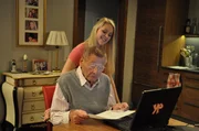 Yvi bittet 10-Finger-Profi Alois, einen Text f&uuml;r sie abzutippen; von links: Alois Preissinger (Erich Hallhuber) und Yvonne Preissinger (Alexa Eilers).