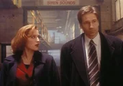 Scully (Gillian Anderson, l.) und Mulder (David Duchovny, r.) haben einen Serienmörder im Gefängnis verhört, der behauptet, von einem bösen Geist besessen zu sein. Scully (Gillian Anderson, l.) und Mulder (David Duchovny, r.) haben einen Serienmörder im Gefängnis verhört, der behauptet, von einem bösen Geist besessen zu sein.