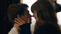Hayes (Nicholas Galitzine) und Sol&egrave;ne (Anne Hathaway)