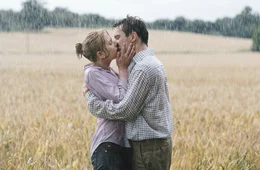 Chris (Jonathan Rhys Meyers) und Nola (Scarlett Johansson) kommen sich langsam n&auml;her.
