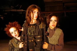 Die kleinen Vampire Jeckyl (Sandro Iannotta, links) und Hyde (Bruno Schubert) verstecken sich hinter Klette (Janina Fautz).