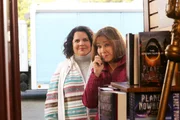 Als Frankie (Patricia Heaton, r.) und Nancy (Jen Ray, l.) beobachten, wie Mike einen Anruf von Frankie ignoriert, muss diese sich fragen, ob Mike anl&auml;sslich ihres 20. Hochzeitstags langsam genug von ihr hat. Sue plant in der Zwischenzeit eine Party f&uuml;r ihre Eltern ...