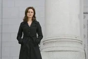 Brennans (Emily Deschanel) Vater Max Keenan ist des Mordes an FBI-Direktor Kirby angeklagt. Und obwohl sie von seiner Schuld &uuml;berzeugt ist, wird sie nicht als Zeugin auftreten, um ihn nicht unn&ouml;tig zu belasten.  +++