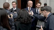 Harrison Dempsey (Brían F. O'Byrne, Mitte) möchte das Gericht mit einem Freispruch verlassen Harrison Dempsey (Brían F. O'Byrne, Mitte) möchte das Gericht mit einem Freispruch verlassen